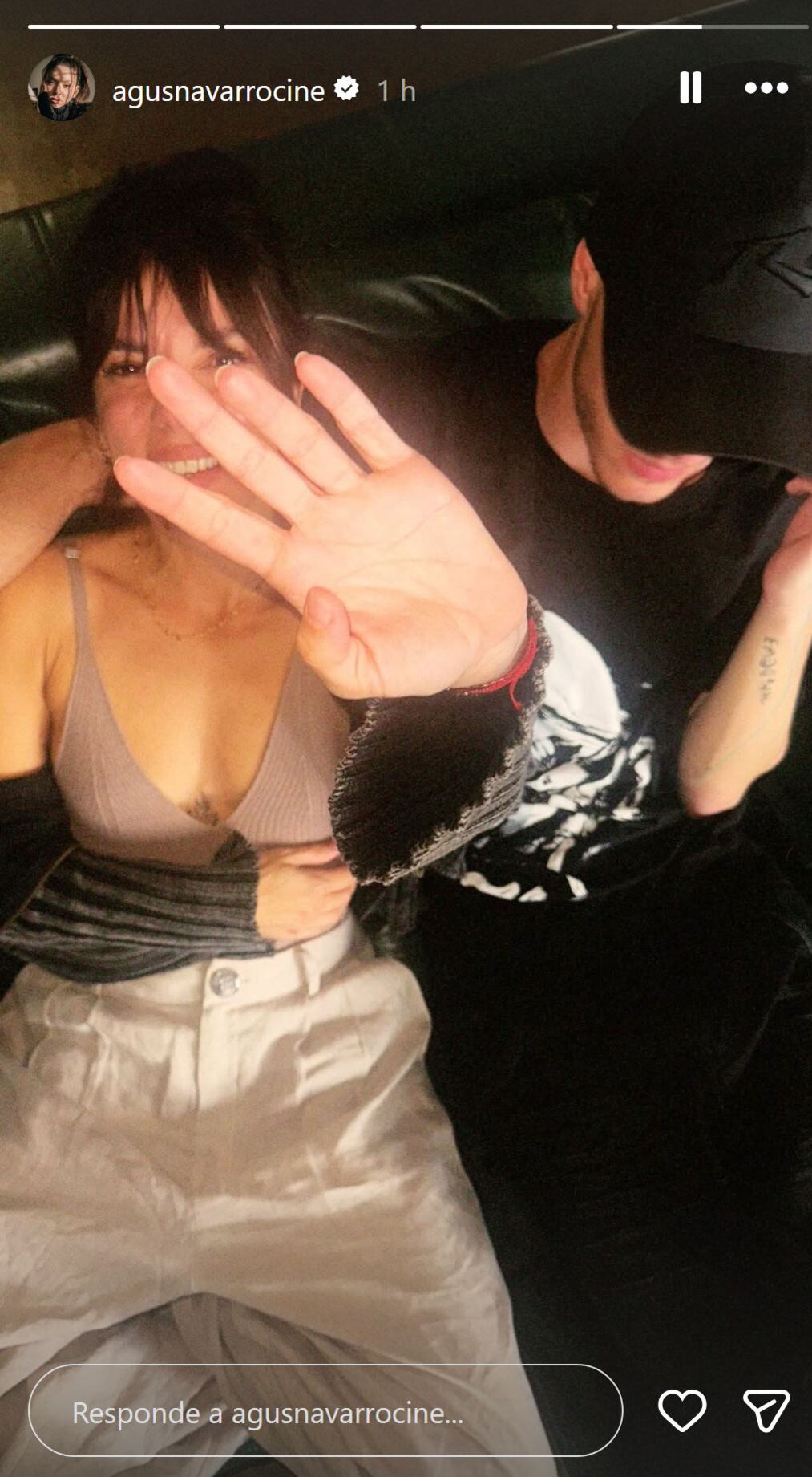 La imagen compartida en Instagram muestra a Gimena Accardi sonriente y relajada, acompañada por un hombre de identidad desconocida