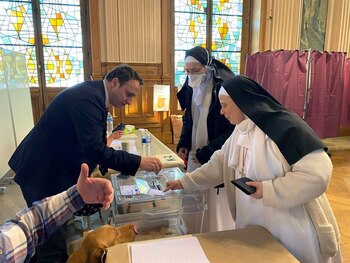 Monjas muestran sus identificaciones durante