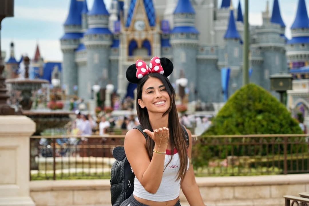 Antonela Roccuzzo marca tendencia en Disney con un look cómodo y viral