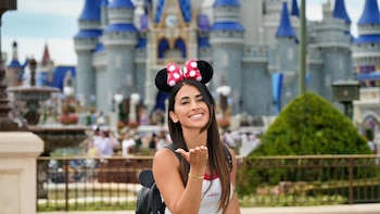 Antonela Roccuzzo recorrió Disney con una combinación práctica y estética que se volvió viral