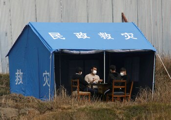 Un grupo de hombres juega