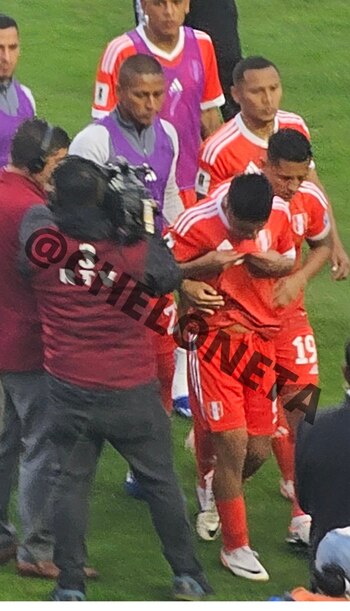 Momento preciso en el que Yoshimar Yotún se lleva a Piero Quispe a otro lado. (Crédito: cheloneta)