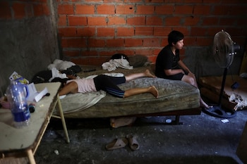 Milagros Blanco, de 11 años, descansa en la cama mientras se recupera de la fiebre del dengue junto a su hermano, en su casa de Villa Fiorito, un vecindario pobre de las afueras de Buenos Aires, Argentina, el 27 de febrero de 2024. Foto de archivo. REUTERS/Agustín Marcarian