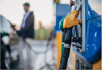 Un hombre llena su depósito de gasolina. Surtidor de gasolina. REMITIDA / HANDOUT por FOMENT DEL TREBALL