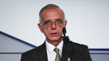 Le llueven críticas al ministro