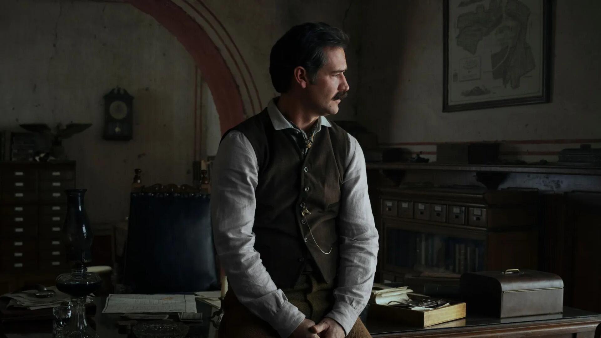 Manuel García-Rulfo ganó fama internacional con su papel de Pedro Páramo en la serie producida por Netflix. (Fotograma Pedro Páramo/Netflix)