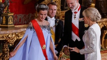 La prensa francesa, cautivada con la reina Letizia y su vestido “de ‘Frozen’” ante los Macron: “Irradiaba una presencia majestuosa y desenfadada”