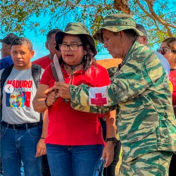 El miliciano enseñando el uso de objetos cortantes