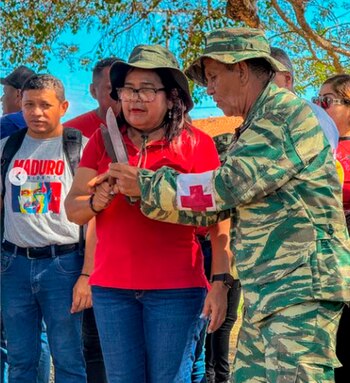 El miliciano enseñando el uso