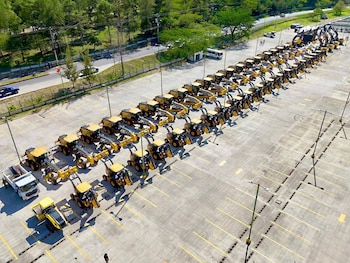 La entrega apunta a descentralizar la gestión pública, permitiendo que las comunidades hondureñas resuelvan localmente la reparación de caminos y respuesta ante desastres. (Foto: Archivo)