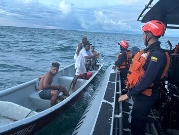 Armada rescató a cuatro personas que naufragaron en una embarcación en el Golfo de Urabá - crédito Armada