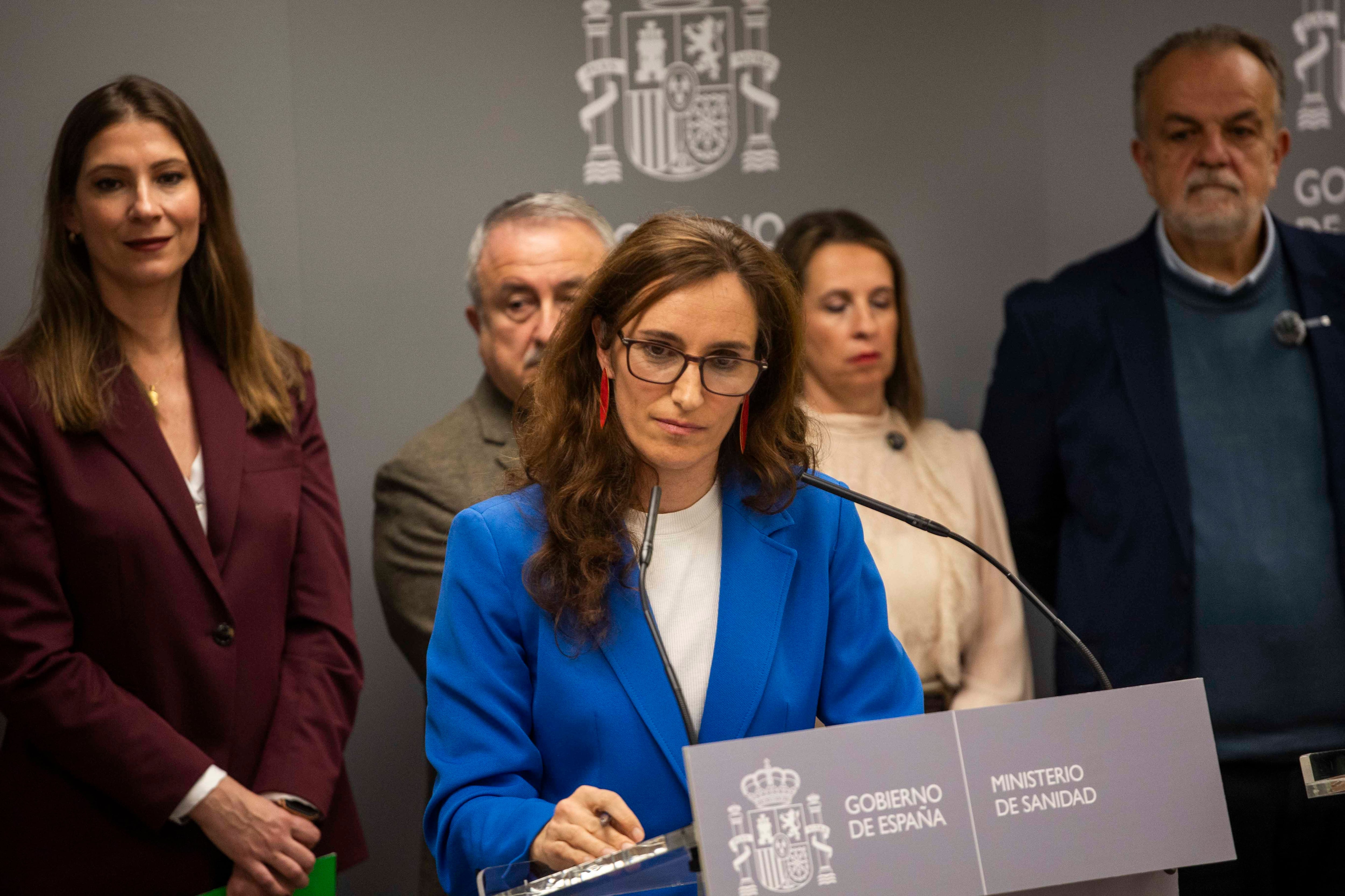 La ministra de Sanidad, Mónica García, y los representantes sindicales de SATSE, CCOO, UGT y CSIF durante la presentación del acuerdo para un nuevo Estatuto Marco. (Ministerio de Sanidad)