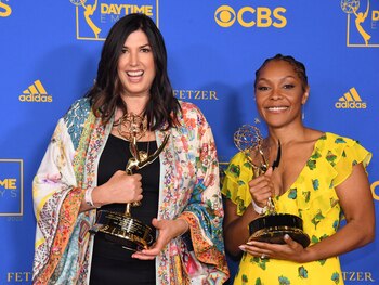 La productora Alex Duda (izquierda)