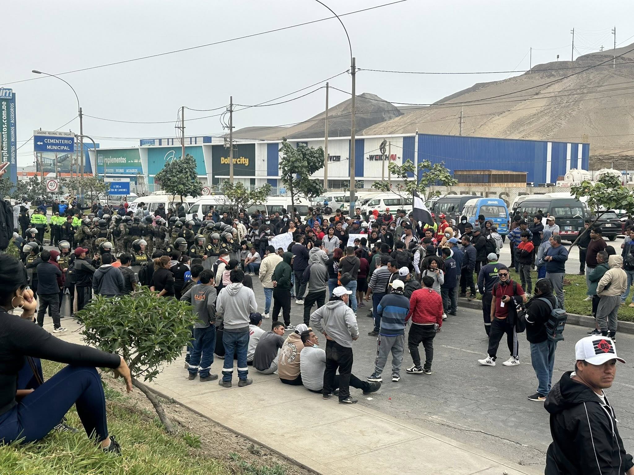 Enfrentamientos y bombas lacrimógenas invaden la avenida Néstor Gambetta