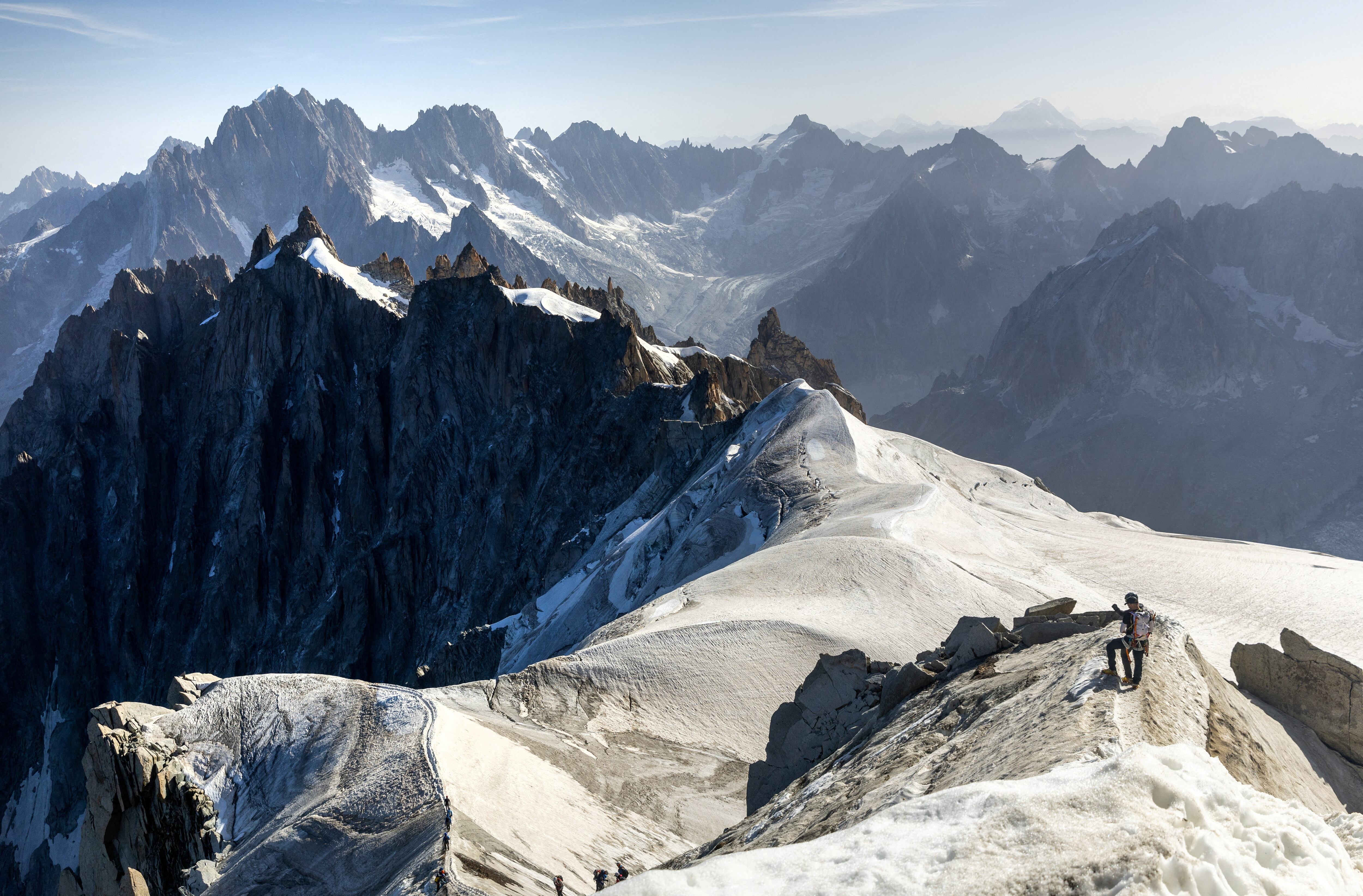 El Tour du Mont Blanc atraviesa Francia, Italia y Suiza, permitiendo disfrutar de las panorámicas más emblemáticas de los Alpes europeos (REUTERS)