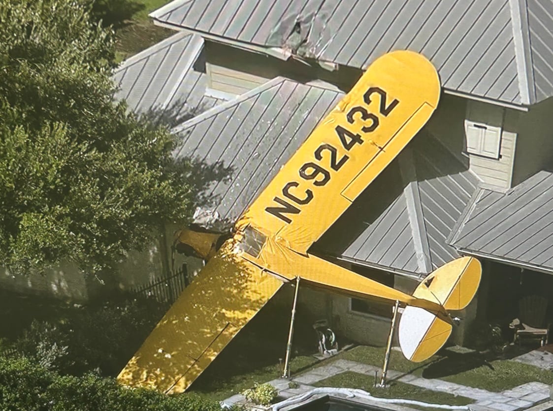 Un avión pequeño cayó sobre una casa en Fulshear, en el condado de Fort Bend, cuando intentaba aterrizar en una pista cercana (KHOU 11)