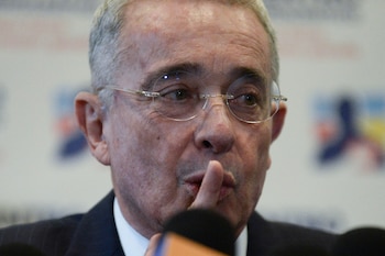 La indagatoria del expresidente Álvaro Uribe prevista para el 24 de julio de 2026 fue reprogramada para agosto a pedido de su defensa, después de que el político presentara quejas sobre el trato que le habría dado la Fiscalía General de la Nación a su caso - crédito Lina Gasca/AP