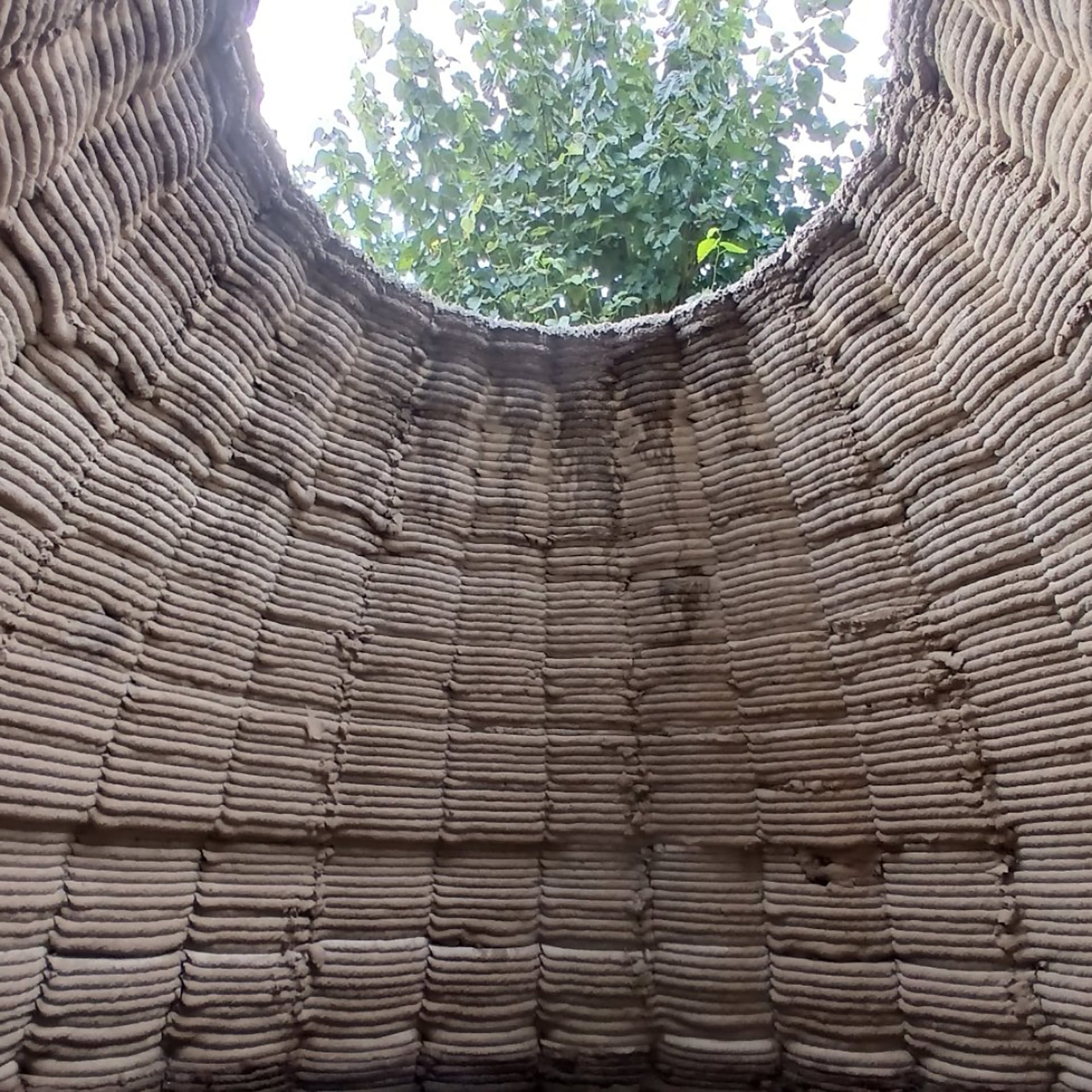 El domo en construcción funciona como prototipo experimental y permitirá evaluar el comportamiento estructural, térmico y climático del sistema constructivo