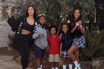 Kim Kardashian reveló que tiene cinco niñeras que se turnan para cuidar a sus hijos. (Instagram)