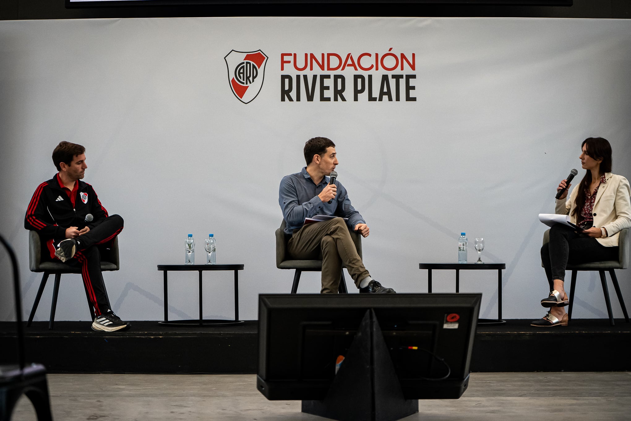 Sebastián Blasco Coordinador del Departamento de Psicología y Bienestar Deportivo de Fútbol Formativo del Club Atlético River Plate, y Mariano Aizpurúa, Oficial de Salud de UNICEF Argentina (Prensa Fundación River)