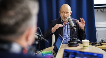 Steve Hilton apuesta por la negociación limitada con la mayoría demócrata y propone eliminar regulaciones para reducir el costo de vida en California (KQED)