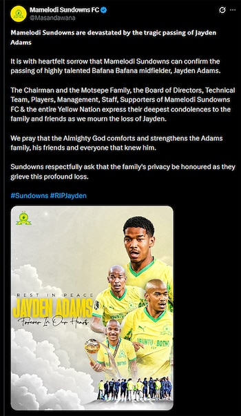 Captura de pantalla de un tuit de Mamelodi Sundowns FC que anuncia el fallecimiento de Jayden Adams. Incluye una imagen con fotografías del jugador y el logo del club