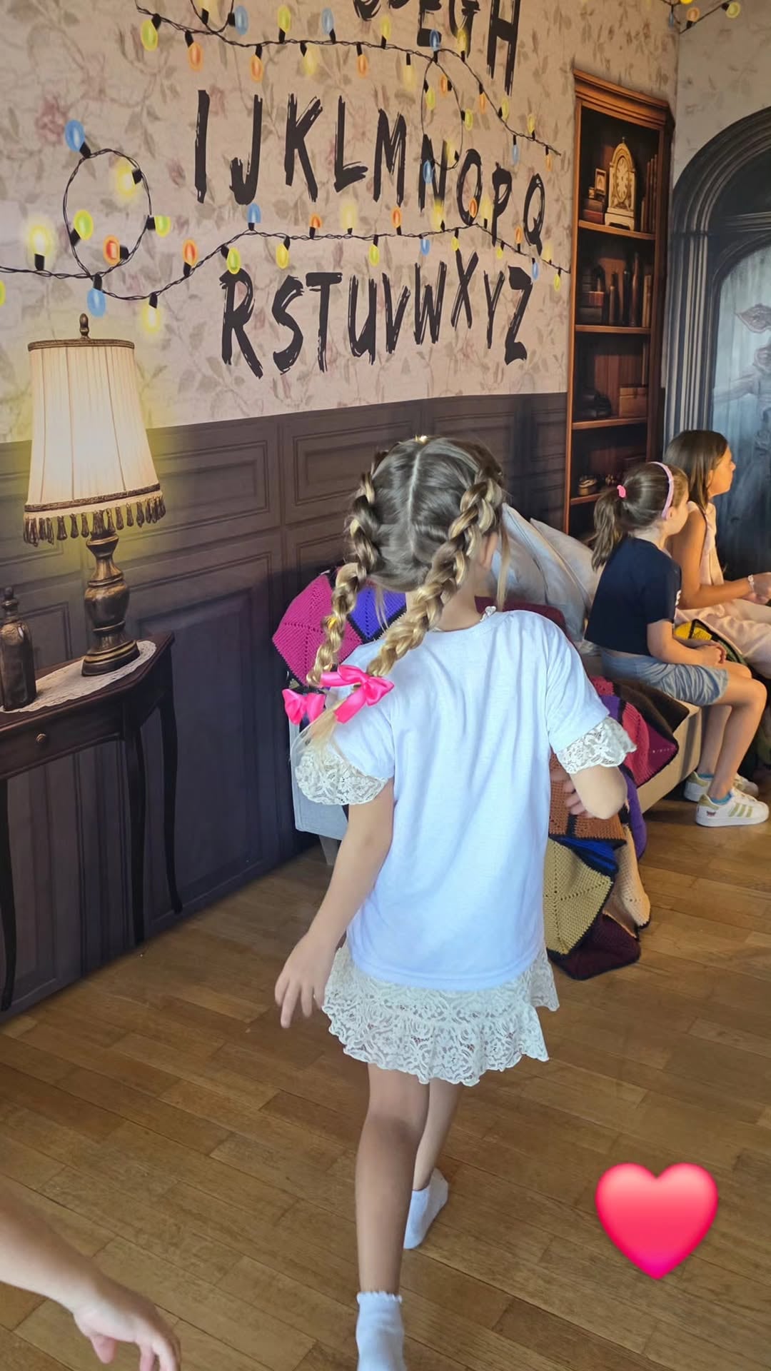 Magnolia lució un vestido blanco con encaje y trenzas rosas, acompañada de sus amigos, hermanos y la pareja de Benjamín Vicuña, Anita Espasandín