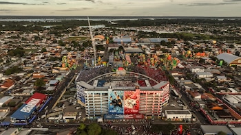 ¿Toro rojo o toro azul? En este pueblo brasileño, tienes que elegir.
