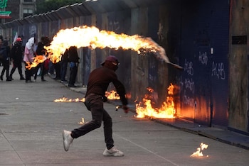 Con petardos y lanzallamas, este