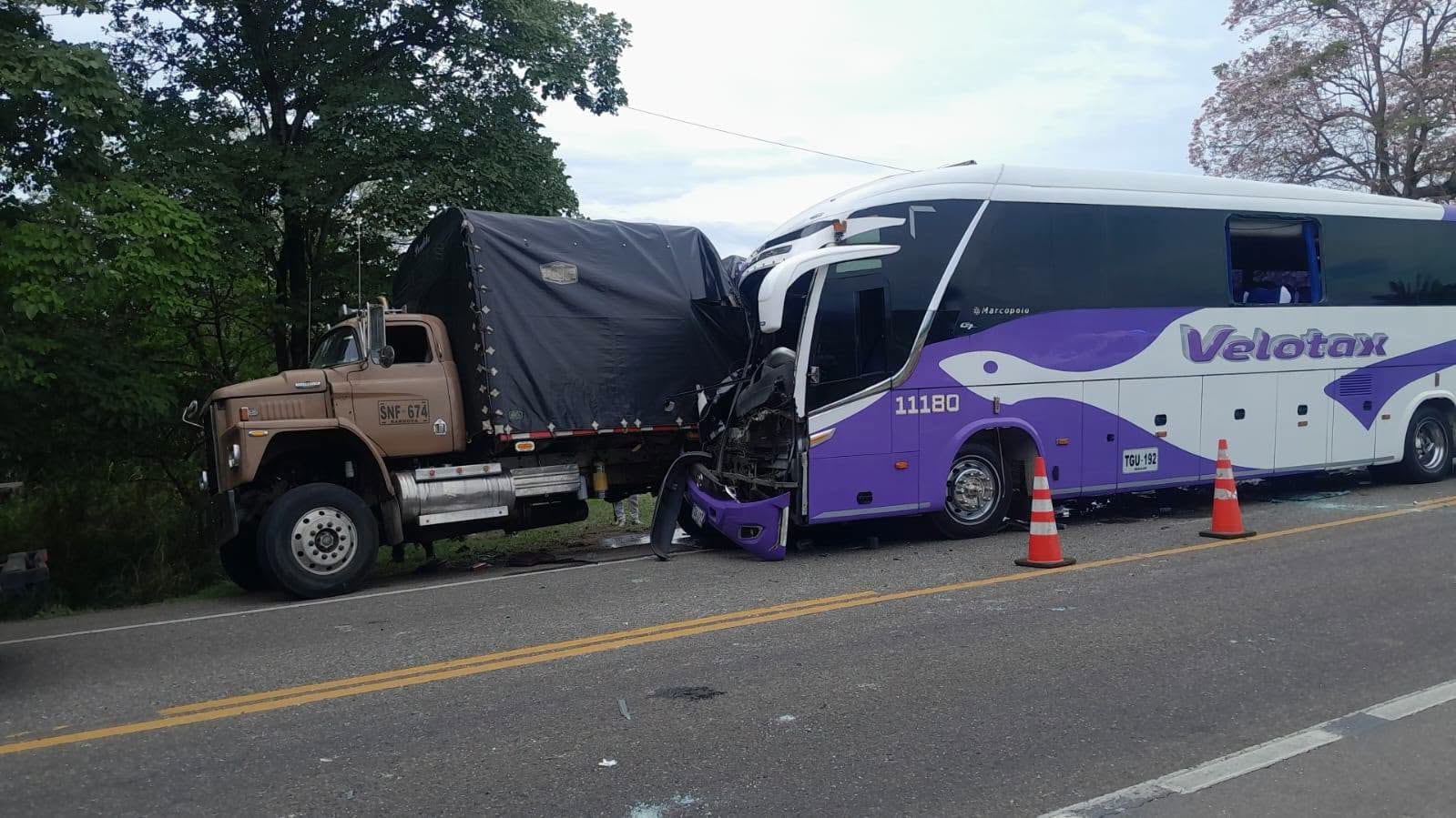 Bus intermunicipal de pasajeros chocó contra un camión en la vía La Dorada-Honda: cuál es el reporte de heridos