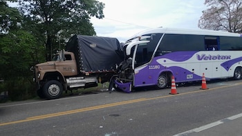 Bus intermunicipal de pasajeros chocó contra un camión en la vía La Dorada-Honda: cuál es el reporte de heridos