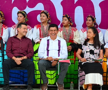 El gobernador de Oaxaca Salomón Jara tuvo que reconocer el escándalo del destino de los vehículos asegurados en Oaxaca.
Crédito: X/ @salomonj