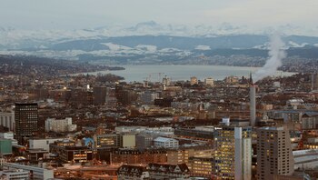 Vista de los Alpes suizos, el lago Zurich y la ciudad de Zurich. (REUTERS/Arnd Wiegmann)