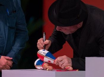 El artista panameño, Rubén Blades, autografía unas maracas que entregó al Instituto Cervantes, junto al manuscrito de su canción “Patria”, en la clausura del festival Centroamérica Cuenta, realizado en Panamá.