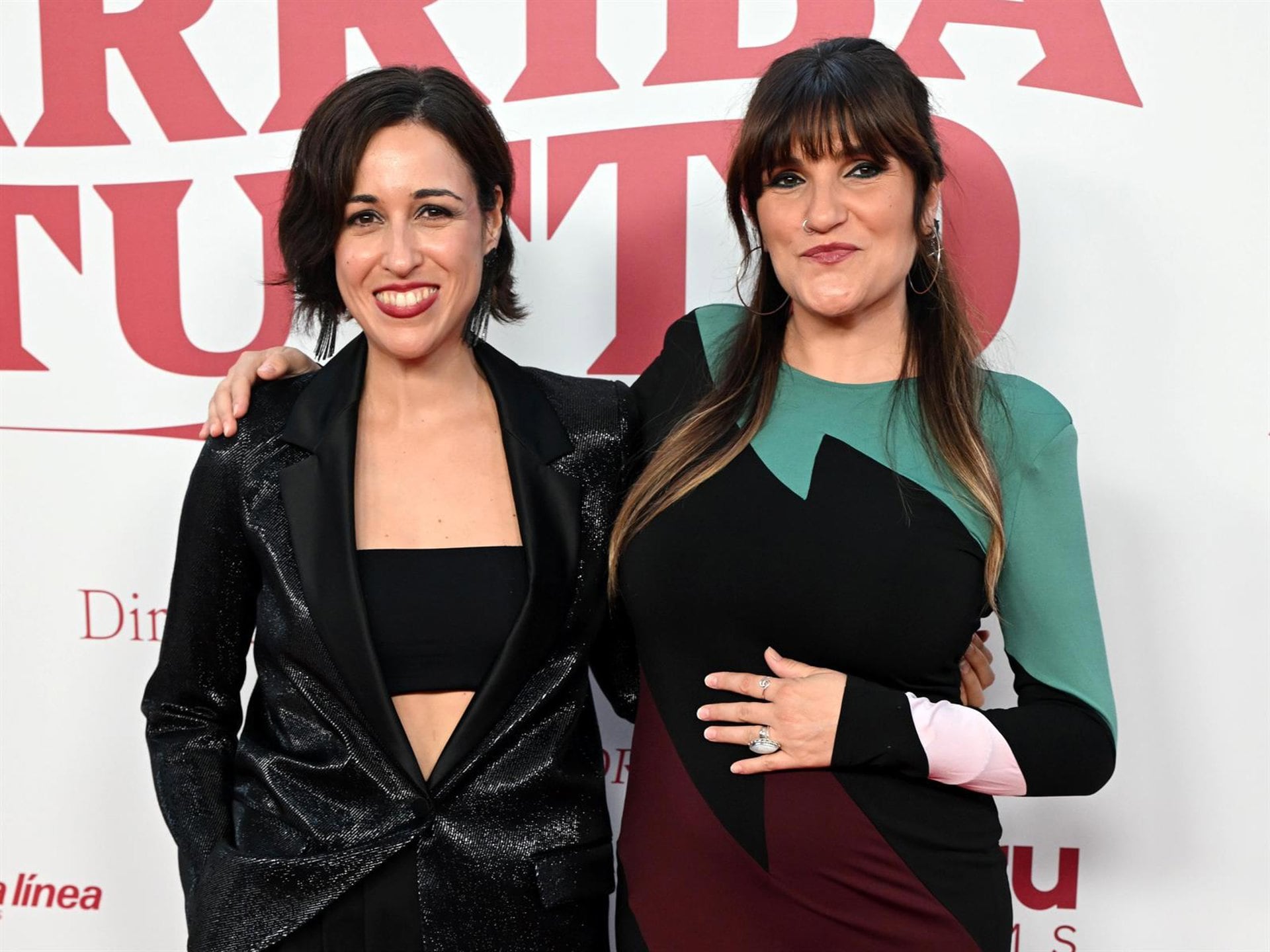 06/10/2026 Rozalén, junto a una amiga en el estreno de