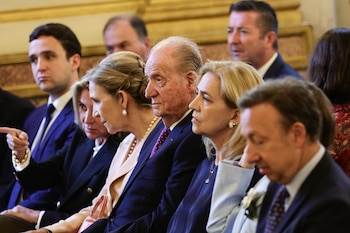 Juan Carlos I de España (c), acompañado por sus hijas la infanta Cristina (2d), la infanta Elena (4d) y su nieto Froilán de Marichalar y Borbón (i), este sábado en la Asamblea Nacional francesa, momentos antes de recibir el Premio Especial del Jurado del Libro Político, organizado por la asociación francesa Lire la Société (Leer la Sociedad), por su libro de memorias "Reconciliación", escrito en colaboración con la periodista francesa Laurence Debray (EFE/TERESA SUÁREZ)