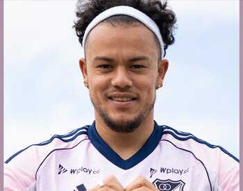 Leonardo Castro posando con la