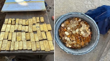 A la izquierda, lingotes de oro sobre una tabla de madera; a la derecha, un balde de metal lleno de monedas de oro