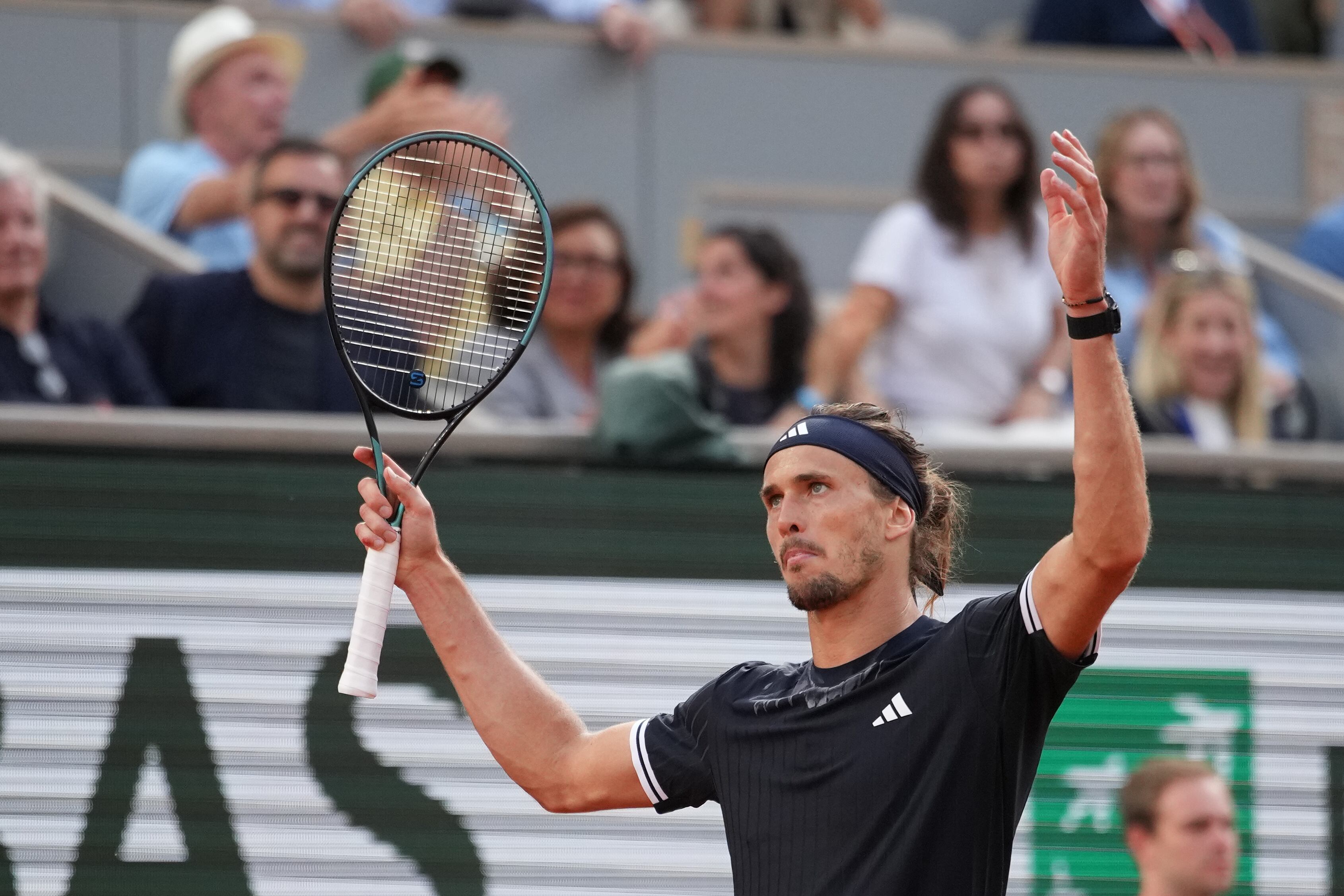 La diabetes tipo 1 acompañó a Alexander Zverev desde los cuatro años y lo obligó a controlar sus niveles de azúcar incluso durante los partidos (AP Foto/Christophe Ena)