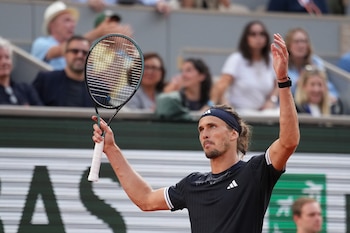 La diabetes tipo 1 acompañó a Alexander Zverev desde los cuatro años y lo obligó a controlar sus niveles de azúcar incluso durante los partidos (AP Foto/Christophe Ena)