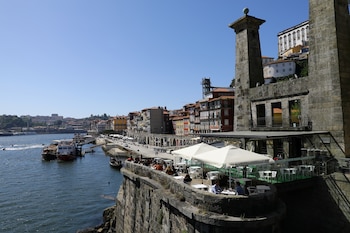 Oporto presenta un paisaje urbano con techos rojos y el contraste de colores que se aprecia en sitios como la estación de São Bento (REUTERS/Violeta Santos Moura)