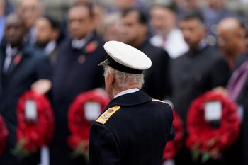 El rey Carlos de Gran Bretaña saluda después de colocar una corona de flores durante el servicio del Domingo del Recuerdo (Alberto Pezzali/Pool vía REUTERS)