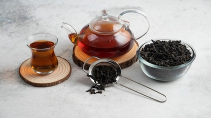 Cómo utilizar té negro para devolver su color original a la ropa oscura desteñida