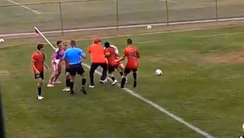 "Increíble pelea en un partido de fútbol colegial