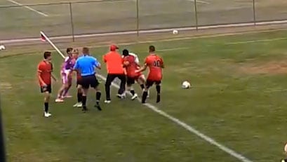 El partido estuvo detenido por 10 minutos y luego se reanudó con normalidad