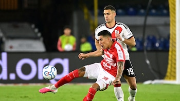 El colombiano Rafael Santos Borré explicó lo que pasó con Eduardo “Chacho” Coudet en el Santa Fe vs. River: “Después lo conversamos”