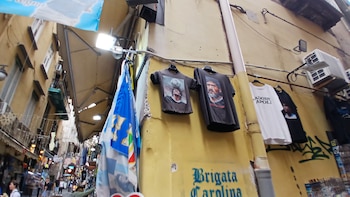 Antonio Esposito, conocido como “Bostik”, es una figura clave en la construcción simbólica y turística del llamado Largo Maradona, en los Quartieri Spagnoli de Nápoles.