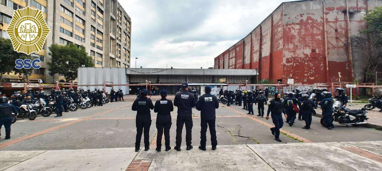 Elementos de la Dirección General de Derechos Humanos de la SSC realizan recorridos de supervisión afuera del Metro Tlatelolco durante la movilización por el 58 aniversario de la masacre de 1968. (Foto: SSC)