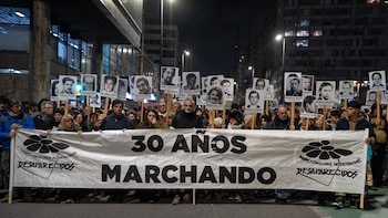 Miles de personas volvieron a marchar en silencio en Uruguay por los desaparecidos de la dictadura