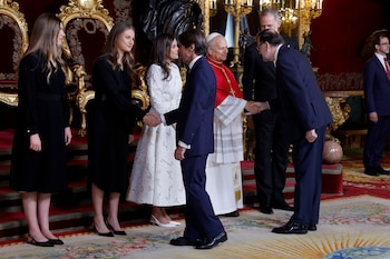 El expresidente del Gobierno Mariano Rajoy saluda al papa León XIV (EFE/J.J.Guillen POOL)